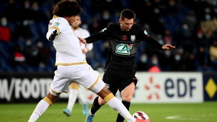 Lionel Messi beraksi dengan memakai nomor 10 PSG dalam laga 16 besar Piala Perancis