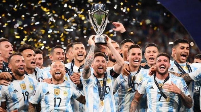 Lionel Messi dari Argentina mengangkat trofi Finalissima setelah timnya menang 3-0