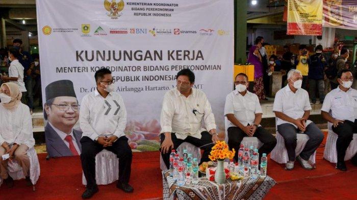 Menko Airlangga Hartarto meninjau secara langsung operasi pasar di Pasar Cileungsi