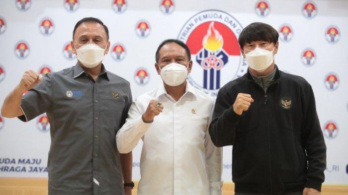 Menpora Zainudin Amali (tengah) bersama pelatih timnas Indonesia Shin Tae-yong dan Ketum PSSI