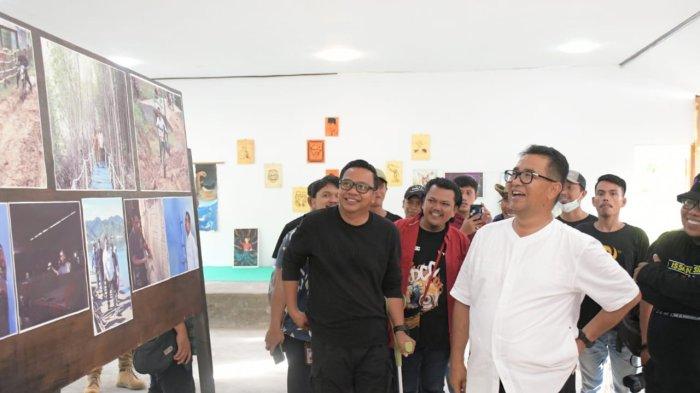 Pameran fotograpi dan lukisan di Taman Maras Corner, Jumat (23/9/2022)