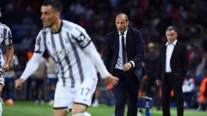 Pelatih Juventus Massimilano Allegri (tengah) memberikan instruksi
