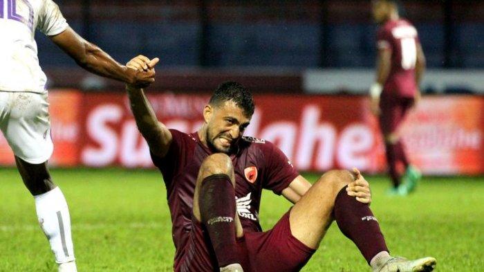 Pemain PSM Makassar Everton seusai dijatuhkan pemain Persik Kediri