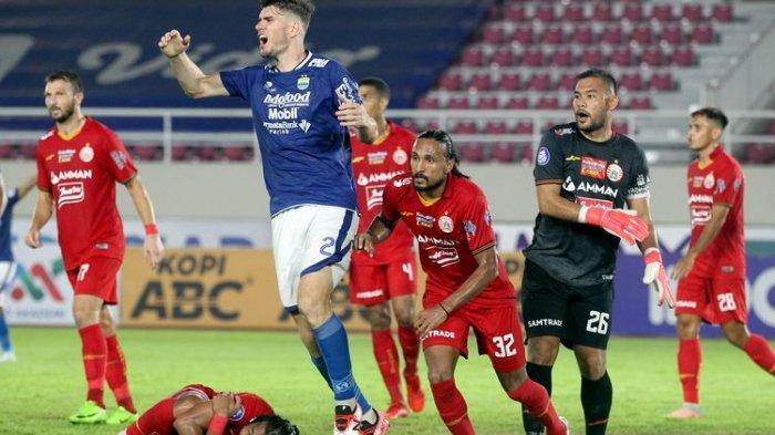 Pemain Persib Bandung Nick Kuipers kecewa gagal memenangkan duel