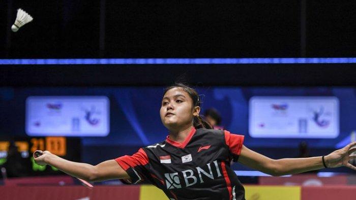 Pemain tunggal putri Indonesia Bilqis Prasista mengambil kok saat melawan pebulu tangkis