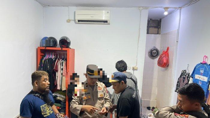 Personel Polresta Mamuju sedang memeriksa identitas penghuni kamar di sebuah penginapan di Mamuju