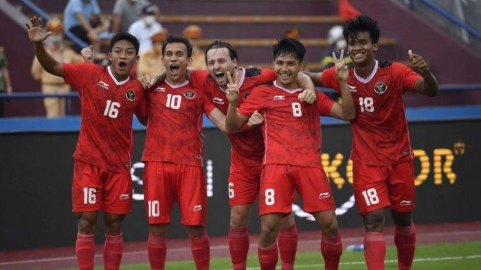 Pesepak bola Timnas Indonesia Egy Maulana Vikri (kedua kiri) melakukan selebrasi bersama rekanny