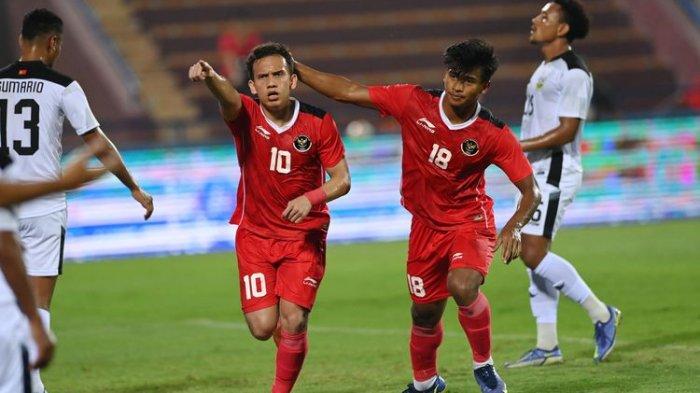 Pesepak bola Timnas Indonesia Egy Maulana Vikri (kiri) berselebrasi usai menjebol gawang Timor Leste