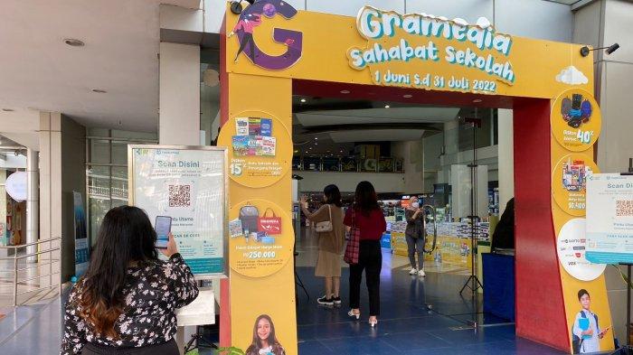 Pintu masuk Gramedia juga diterapkan protokol kesehatan