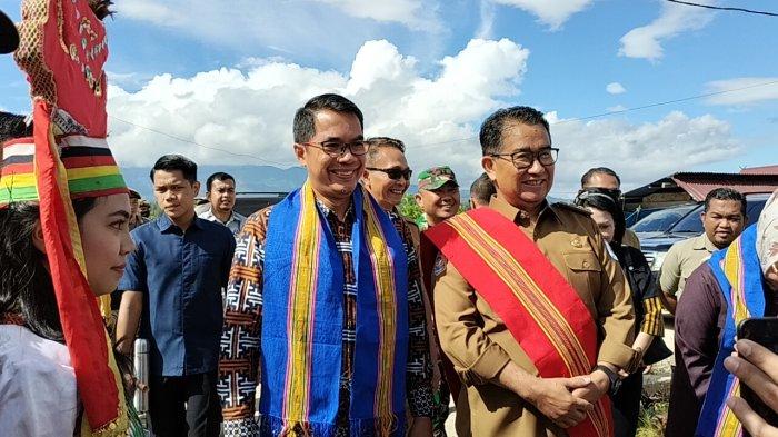 Pj Gubernur Sulbar Akmal Malik disambut dengan tarian Mallayu saat tiba di Desa Tondo Bakaru