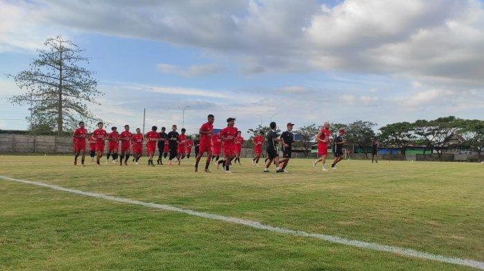 Skuat PSM Makassar latihan di Lapangan Bosowa Sport Centre, Makassar