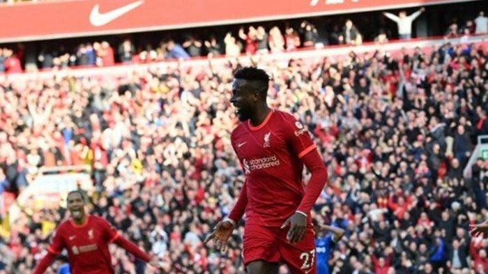 Striker Liverpool, Divock Origi, berselebrasi usai mencetak gol ke gawang Everton di Anfield