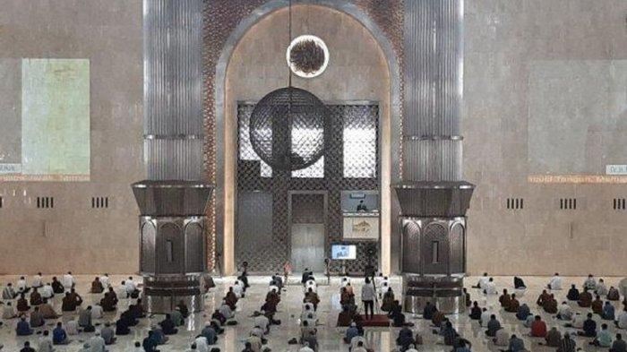 Suasana shalat Jumat di Masjid Istiqlal, Jakarta, Jumat (27/8/2021).