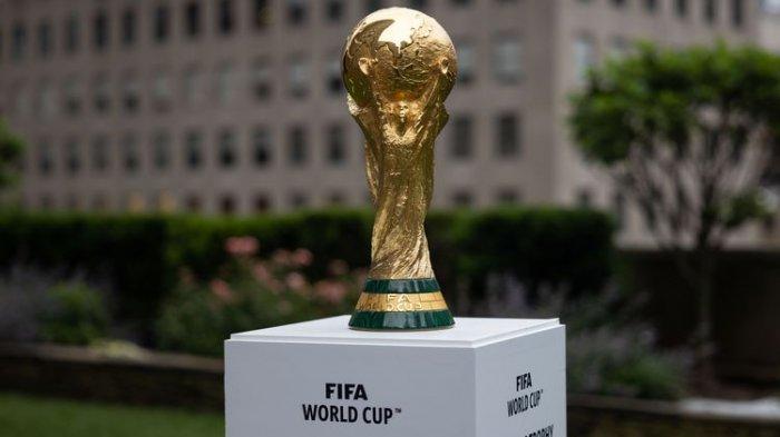 Trofi Piala Dunia ditampilkan pada acara di New York setelah pengumuman Piala Dunia FIFA 2026