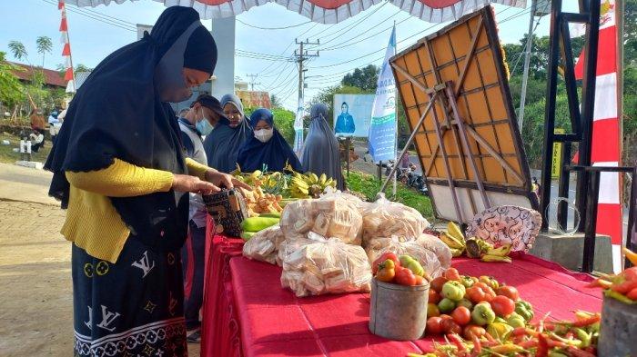 Warga Desa Bambu, Mamuju turut meramaikan pasar murah yang digelar BPOM Mamuju