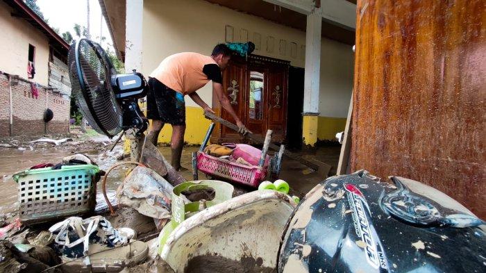 Warga Malunda mulai bersihkan rumahnya dari lumpur