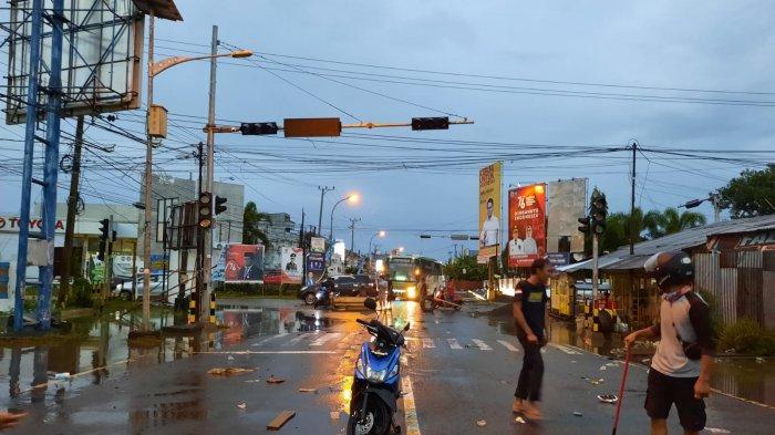 Warga berdiri di tengah jalan