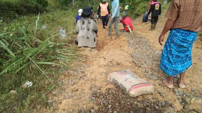 gotong royong perbaiki jalanan rusak