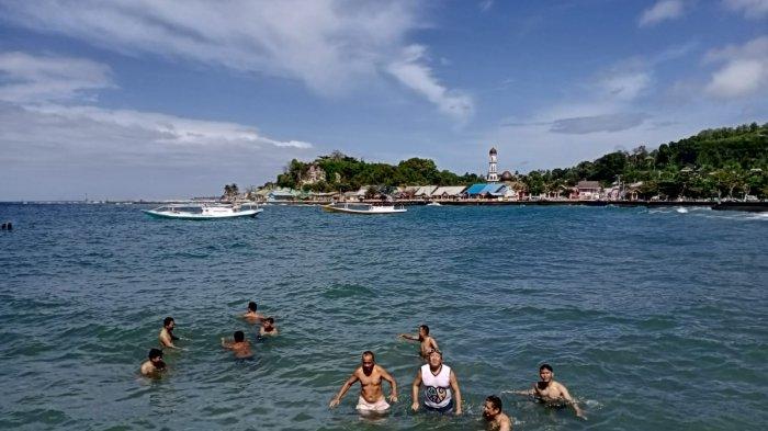 warga mandi laut