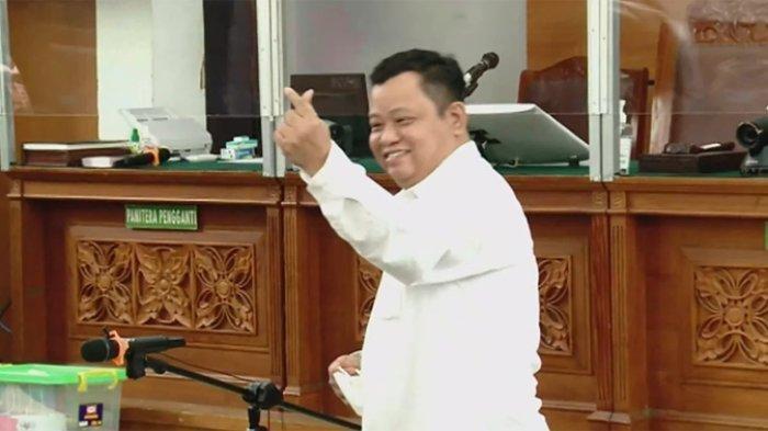 Gaya Kuat Ma'ruf saat memberikan simbol cinta 'finger heart' ketika diminta menyapa pengunjung dalam sidang lanjutan kasus pembunuhan berencana terhadap Brigadir Nofriansyah Yosua Hutabarat di Pengadilan Negeri (PN) Jakarta Selatan, Senin (5/12/2022).
