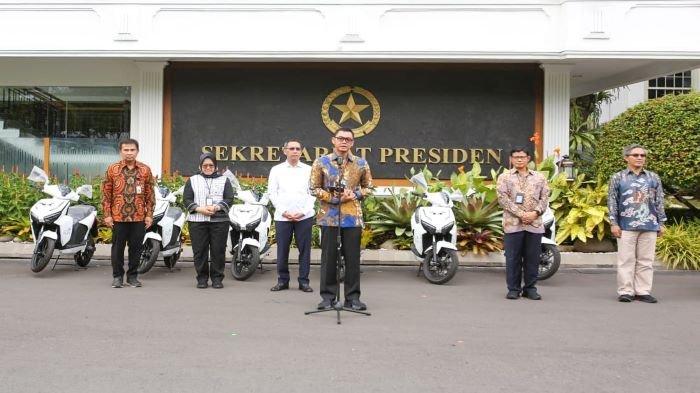 PLN Serahkan Sertifikat Energi Terbarukan 5 Istana Kepresidenan