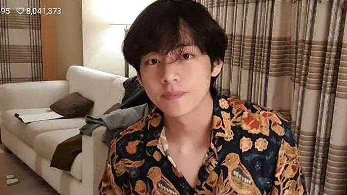 Kumis Tipis V BTS Sukses Bikin Fans Histeris, Ketampanan Makin Bersinar saat Pakai Baju Batik (Tangkap Layar Instagram @7bts.update)