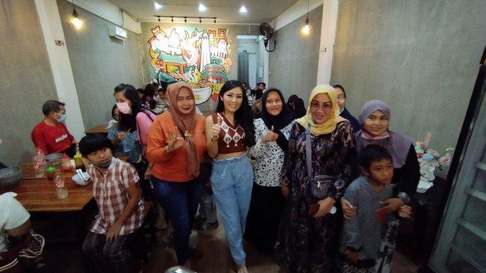 Samantha (tengah ) berada di kerumunan warga yang antri makan Bakso Ciksam di restorannya