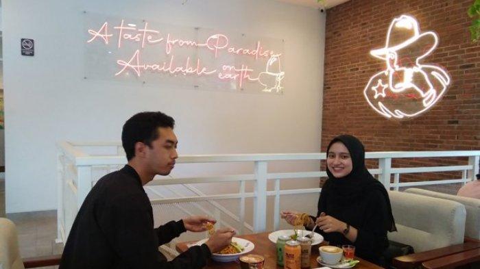 Pengunjung di Black Canyon Coffee & Eatery tetap jaga jarak saat menikmati sajian