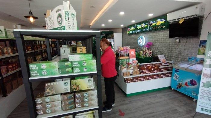 Outlet Lapis Tugu Surabaya menggandeng pelaku Usaha Mikro, Kecil dan Menengah (UMKM) memasarkan produk produk kuliner terbaiknya