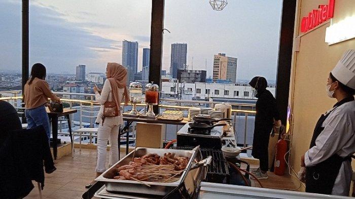 santai sejenak di Sky Lounge 147 GoldVitel Hotel