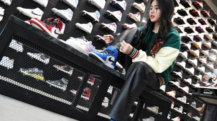 Zoe Levana content creator tak ketinggalan berburu sepatu sneakers