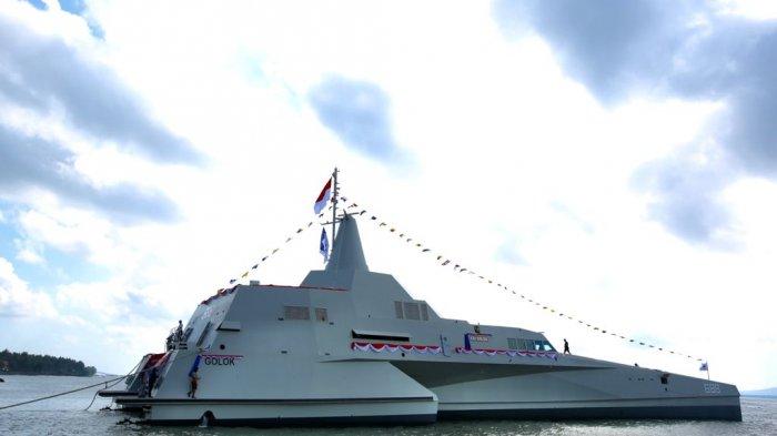 KRI Golok, buatan PT Lundin Industry Invest di Banyuwangi, Jawa Timur saat diluncurkan di galangan kapal.