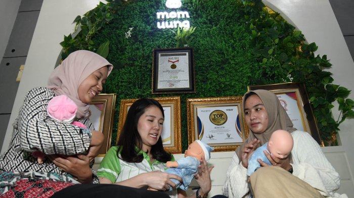 Layanan konsultasi gratis bagi ibu-ibu menyusui di kantor Mom Uung, di Jl. San Antonio Shopping Street N1 No 96-98 Mulyorejo, Surabaya, Rabu (29/12/2021).