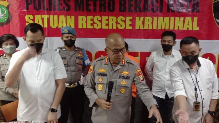 Kapolres Metro Bekasi Kota, Kombes Pol Hengki saat memberikan keterangan pers terkait penangkapan AD (28), seorang guru honorer yang diduga melakukan pencabulan anak SD, Senin (28/11/2022).