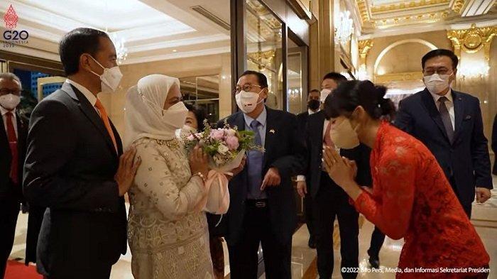 Dita Karang menyambut Presiden Jokowi dan Iriana di Seoul, Korea Selatan.