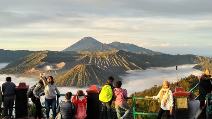 Wisatawan menikmati keindahan kawasan Taman Nasional Bromo, Tengger, dan Semeru (TNBTS), Rabu (25/4/2018). Ada banyak jasa open trip yang menawarkan trip ke TNBTS.