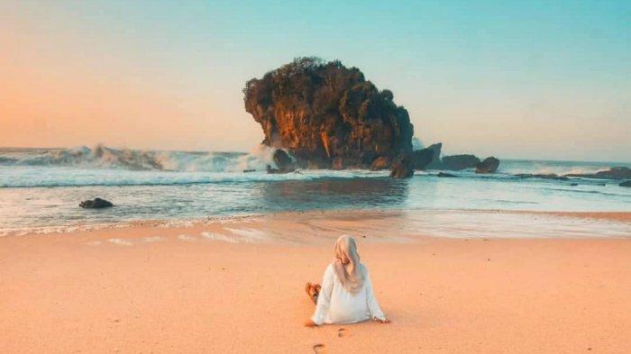 Ekstrovert - Seorang traveler tengah berlibur ke Pantai Jungwok
