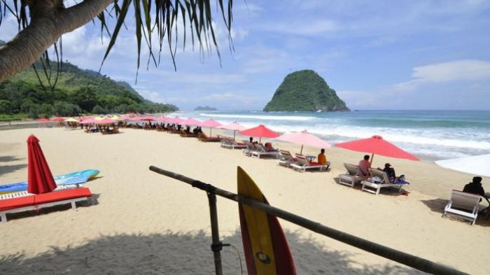 Pantai Pulau Merah di Pesanggaran, Kabupaten Banyuwangi, Jawa Timur.