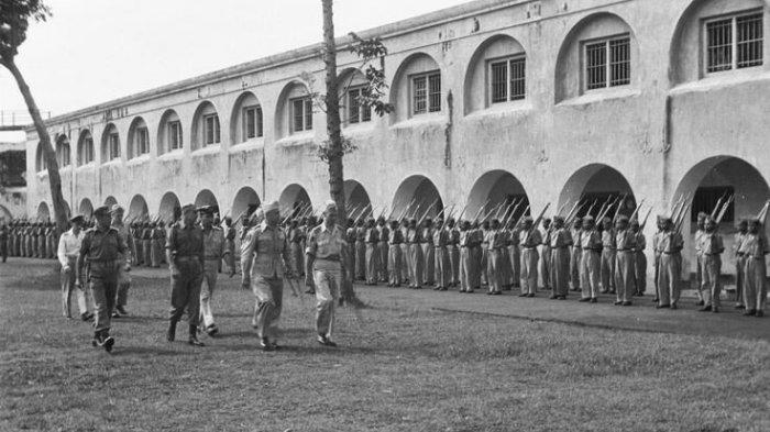 Pasukan militer yang tengah berbaris di Benteng Pendem Ambarawa