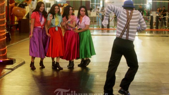 Performer melakukan show perdana bertajuk