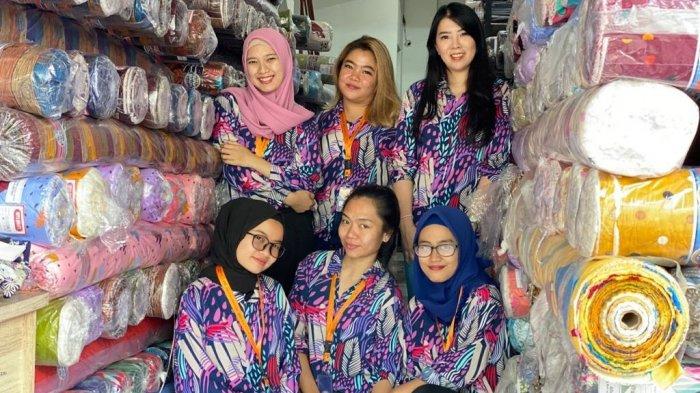 Para staf 178 Textile di Jalan Jenderal Sudirman No 56, Kecamatan Astanaanyar, Kota Bandung, siap melayani pelanggan.