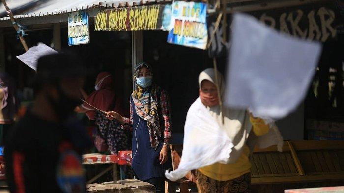 Para pedagang mengibarkan bendera putih di objek wisata Pantai Balongan Indah (Bali) Indramayu, Sabtu (31/7/2021)