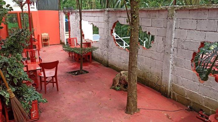 Area Bober Backyard di Jalan Bojongkoneng Atas, Bandung yang penuh warna dan cocok dijadikan spot foto