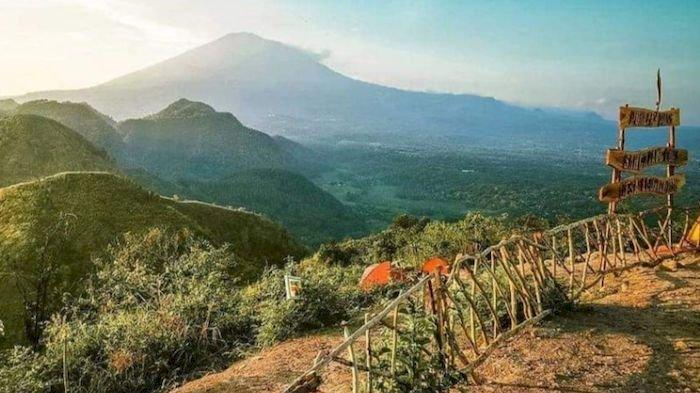Pemandangan dari Bukit Sanghyang Dora, Majalengka, yang mirip di Raja Ampat, Papua.