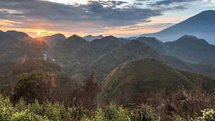 Pemadangan Bukit Sanghyang Dora di Desa Leuwikujang, Kecamatan Leuwimunding, Kabupaten Majalengka