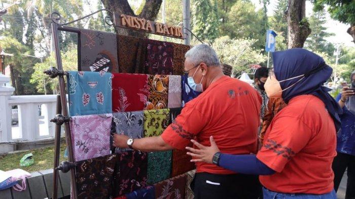 Bupati Kuningan H Acep Purnama melihat hasil kerajinan batikl Kuningan di halaman Setda Kabupaten Kuningan, Rabu (13/10/2021)