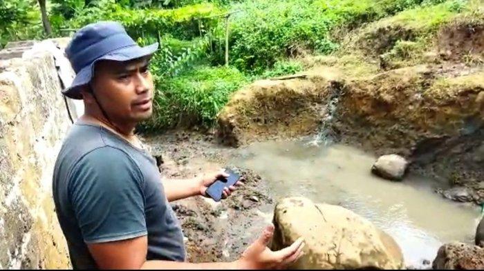Warga menunjukan lokasi penemuan koin kuno di Kampung Pangkalan Hillir, Desa Cimanggu, Ngamprah, KBB yang akan dijadikan objek wisata air panas.