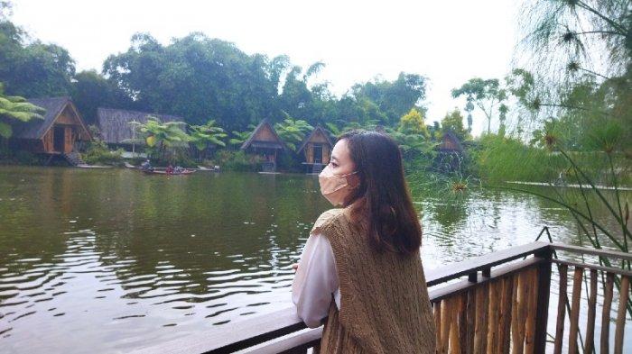 Suasana Dusun Bambu yang merupakan restoran berkonsep outdoor dining resort di Jalan Kolonel Masturi, KBB
