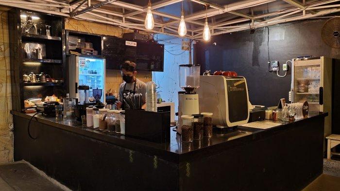 Bar tempat kopi disiapkan dan disajikan di GH Kopi, Kabupaten Cirebon