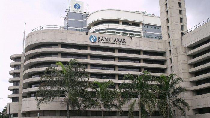 Gedung De Eerste Nederlandsch Indisch Sparkaas (Denis) yang kini menjadi Kantor BJB di persimpangan Jalan Braga-Naripan, Bandung